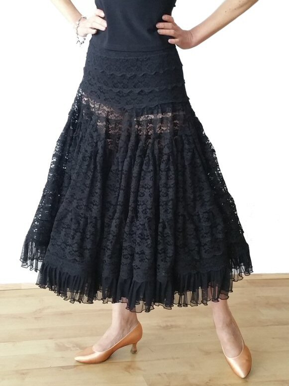 Theatrical style lace skirt on shorts